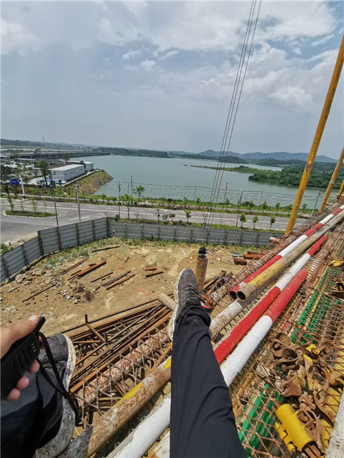 矿区作业中发生设备损坏或人员意外，责任怎么划分？